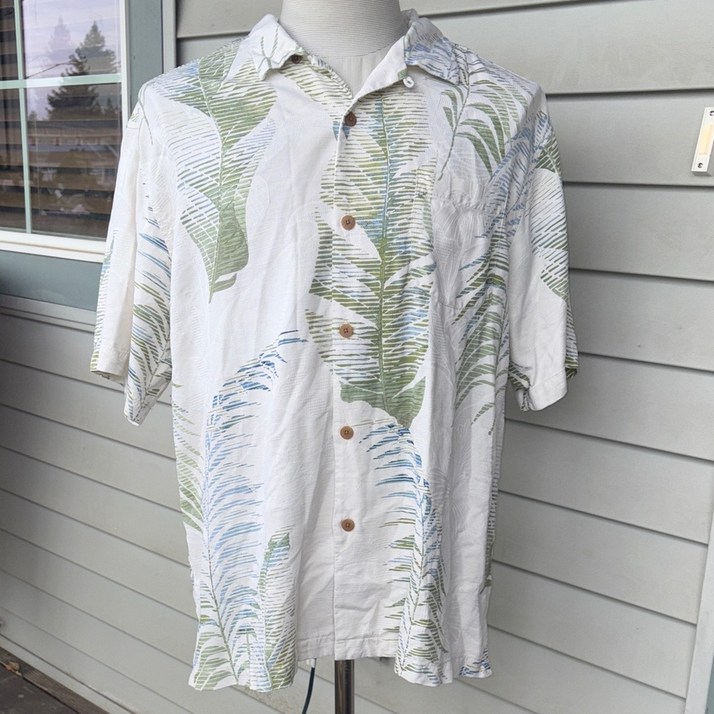 Tommy Bahama Men's Tropical Print Short Sleeve Shirt. 100% silk.  Large.